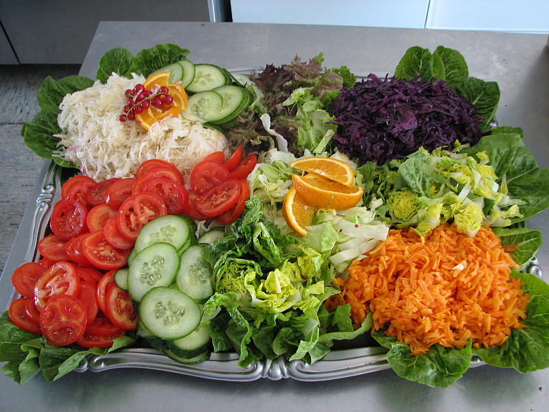 Kleine Salatplatte zum Buffet